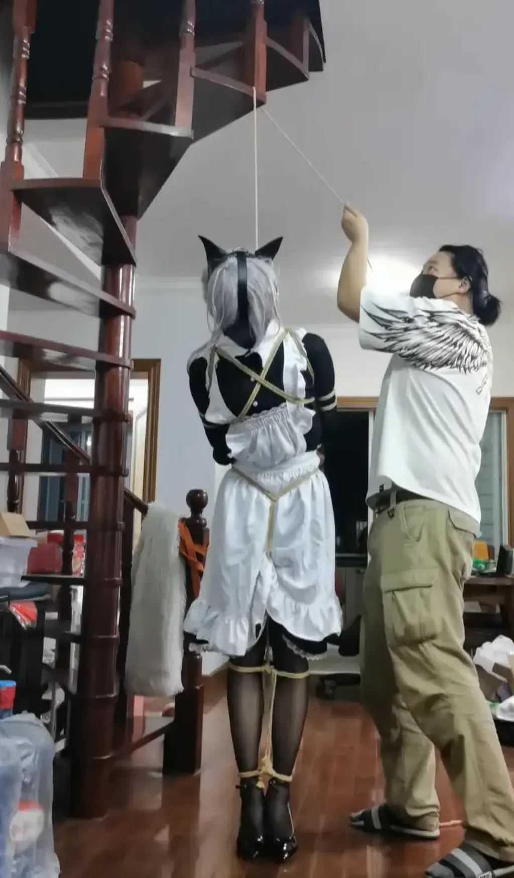 女仆紧缚绞刑 穿着黑丝女仆装被紧紧捆绑起来，脖子上套上绞索，准备被吊死<br>当然不是真的死掉哈哈，上面系了活扣，不过因为意外没及时拉开，后来是赶紧搬来凳子让他踩上去了，套索也不是真的会收紧的那种，只是搭在脖子上<br>不过吊起的那一瞬间人还是直接半昏迷了过去，事后他说已经开始出现走马灯和幻觉了，浑身无力，直接瘫软了