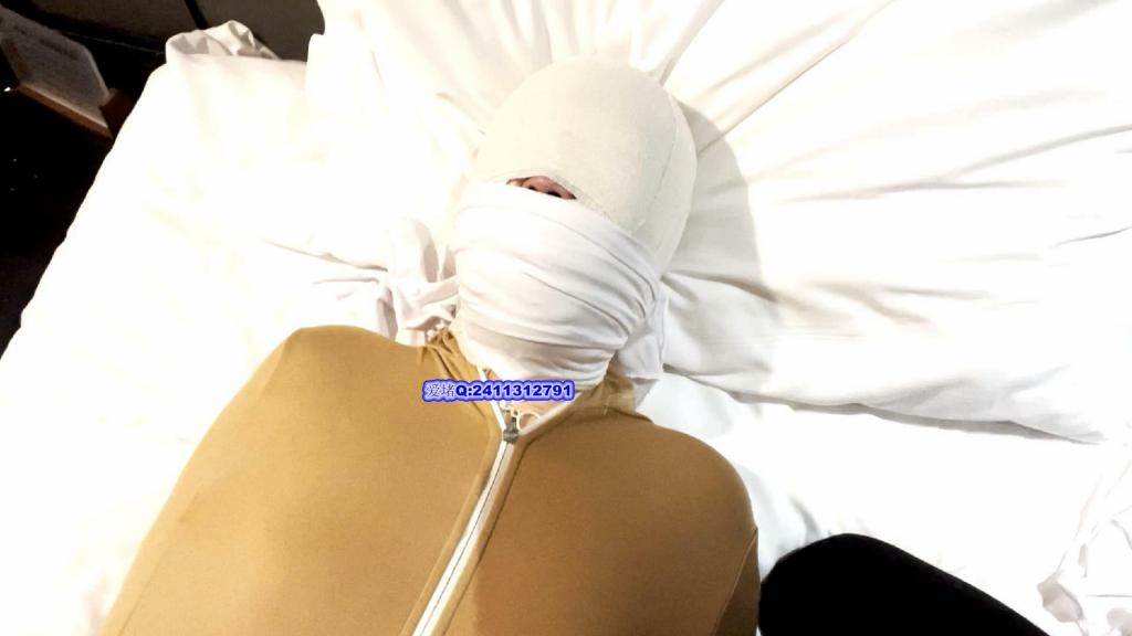 小M 初试 棉袜塞嘴多重严密包裹 木乃伊拘束衣 兴奋的小MM爱上了多重蒙堵，接着初次尝试一下严密堵蒙包裹木乃伊拘束衣的感觉，经过详细包堵后 另有一番效果，喜欢的同好多多支持，交流定制视频 企鹅： 2411312791