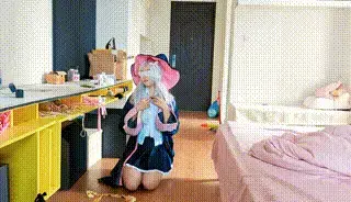 [定拍]天使堕落-安琪,续 (单人演绎) 剧情:堕落的小魔女安琪（括号里是台词）<br>p1小魔女安琪开门后击败了房间里的假想敌（没想到这次的敌人还挺菜的嘛~），获得胜利后摆了几个pose，在房间搜刮战利品时找到了一杯神秘水还有一双连裤袜（让我看看这次能拿到什么有趣的药水），偷喝后发现味道不错就全部喝完了（这是什么？嗯，味道还挺不错的。不好，这瓶药有问题！）。当她发现不对劲时已经太晚了，在她的意识中隐隐出现了自己的主人，她居然像狗一样听话地趴在地上，吐着舌头仰视着上方（你就是我的主人嘛...主人有什么命令请吩咐安琪...）随后全身燥热发情，解开了衬衣露出胸部，并自己揉了会，接着脱下裙子重新穿上了白丝连裤袜和鞋子，之后便失去了意识倒地。<br>p2小魔女安琪一觉醒来发现自己被转移到了浴室，她短暂地恢复了自己的意识。（刚才发生了什么，我怎么会在这地方，我怎么被绳子捆起来了，我的腿上又是什么东西）安琪的衣服被完全撩开两脚分开站着，双手被捆起来。正当她尝试着挣脱手上束缚的时候，意识里的主人又出现了，主人按下了电击按钮再次控制了她的意识。（我得赶紧离开这，不好，怎么头又开始晕了..她再一次失去了意识变成了仆人，主人让她憋尿（好的我的主人，安琪不会尿出来的）但是她的身体却很诚实，不断地呻吟娇喘（好爽好爽，不行了主人，安琪要忍不住了），在几分钟后憋不住尿了终于失禁，大量水倾泻而下让白丝湿透了..尿的同时也挣脱了主人禁锢，尿完脱下白丝安琪腿软倒下抬头手捧白丝求饶（对不起主人，安琪下次会做得更好的，请再给安琪一次机会）最后昏倒在地。在这次任务以后，再也没有人见过安琪，也没有人会想到她已经被囚禁于堕落的牢笼中再也无法自拔...<br>