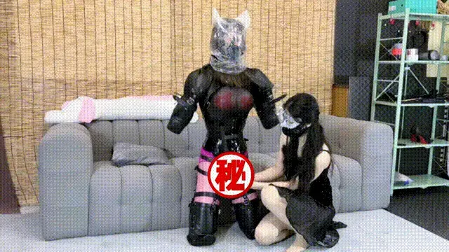 《安安与月月》优雅肉丝芊月女王严厉呼控强迫训导K9束缚套装安安。全身被塞进K9套装的安安迎来超绝强迫榨汁，马具口球封死，颈部悬吊于房顶，强制的呼控加上肉丝的挑逗，禁欲多时的安安被严格榨干，优雅的芊月下 安安是被严厉驯化的伪娘绒布球玩偶<br><br>很久不见的芊月女王最近难得有空，然后这次就来给安安上课了。K9套装也是芊月比较喜欢的，毕竟一个玩物最好的状态就是被严格束缚但是又可以有限的活动，这样芊月会觉得超级可爱~<br>先来遛遛狗，看看安安在K9阶段下的姿态，然后再好好侍奉芊月的肉丝美足。同时芊月还会检查安安的下面，看看被凌月强制ED训练了那么久，有什么改变。<br><br>不过虽然安安是ED玩偶，不过依然在芊月的检查下还是慢慢雄起，不过能持续多久就要看上课内容了。好在呼控是永恒的，芊月把塑料袋套上的瞬间，安安下面马上就给了充分的回应。看来被训练的还不错，目前在呼控的状态下才可以获得正常的状态。<br><br>既然如此那么这次就是要继续加强呼控的榨汁训练，不得不说芊月下手真的是有够狠辣的，除了第一次在摸底之外，剩下的好多次基本上感觉就是要完全憋SI安安！塑料袋加上榨汁，加上芊月的狠毒手段，让安安一时不知道是该继续沉浸榨汁还是马上向芊月求救解开塑料袋，这种矛盾痛苦快乐的感觉实在是把安安折磨的不轻。<br><br>至于呼控榨汁则依然延续了狠绝的手段，一根绳子直接吊起颈部，杜绝了安安所有的挣脱希望，只能无助的扭动被K9套装禁锢的四肢，拼命摇头求饶，直至被无情的榨干每一次，更绝的是到最后，芊月直接留下被塑料袋禁锢的安安，她走了！就这么走掉了！只留下全身被K9套装严厉束缚且被塑料袋套住的安安自己，安安无助的扭动挣扎只能看着头部的雾气越来越多，却无能为力，绝望，绝望到底了！<br><br>不要在线解压哦，保存到本地然后解压，后缀改为MP4即可。截图有打码，作品无遮挡。<br><br>解压密码：anan