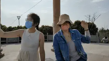 【山鬼工作室】韩璐抢老公，小三被抓包。 【山鬼工作室】(圈内知名大师友情参演)工作室早期不成熟作品，视频中间有删减。韩璐小三被正主抓包，嘴硬，正主雇了两个男人，正主当作不知道把韩璐引诱上山，三人合力把韩璐捆到柱子上，正主怒扇韩璐耳光，安排男人给韩璐止止痒，带回一个屋子，五花大绑起来，玩具止痒，屈服。解压密码sg456。【山鬼工作室】面向全国爱好者开放，本店提供绳艺捆绑模特服务，体验女绳师捆绑服务，体验长时间囚禁服务，绳艺教学培训，绳艺交流会，场地出租，专业麻绳销售，原创视频套图销售，作品私人订制，模特原味丝袜出售等，另外本店招募同好合作伙伴。微信:15670557280(司瑶）QQ:1077384455（司瑶）