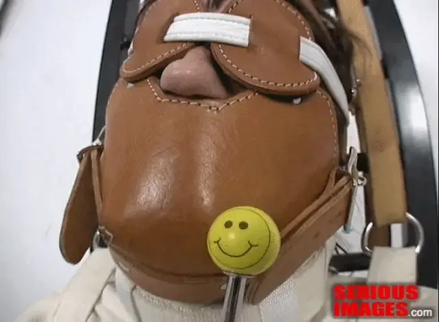 Persephoned Strapped and Straitjacketed 【中文serious】她穿着一件完美合身的拘束衣，然后绑在金属束缚椅上。道尔顿在她的脸上戴了一个医用皮革口罩，并绑在椅子上，以防止她的头部移动。她穿着红色芭蕾舞鞋，脚踝用人道约束带和袖口固定在椅子腿上。束缚椅上的分体式座椅使她的双腿分开。她肯定哪儿也不去。This video is from the archives featuring our friend Persephoned and her domme boyfriend MisterSF. They are kinksters from the Silicon Valley area who visited us rather often to get their serious bondage fix. Persephoned is an occasional marathon runner so she's in good shape and likes the rough physical play her boyfriend can dish out.<br><br>In this video she's secured in a perfect-fitting corset-style Maxcita straitjacket, and then strapped to a metal bondage chair that was on loan to us. Dalton put a medical-style leather muzzle on her face that he lashed to the chair to keep her head from moving. She's wearing red ballet shoes, and her ankles are restrained to the legs of the chair with Humane Restraint straps and cuffs. The split seat on the bondage chair keeps her legs spread apart. She's definitely not going anywhere. The muzzle and blindfold are from Sinvention.