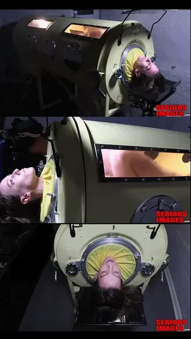 Elise Graves and the Iron Lung TAG：铁肺治疗仓、快乐棒。Elise就发现自己赤身，被锁在里面。任何肺部的新患者都必须学会根据加压和减压周期调整呼吸速度，这可能需要相当长的时间。过了一会儿，Elise在将吸气和呼气的控制权交给机器后掌握了窍门。为了澄清，她可以在机器的循环中呼吸，所以她没有危险。然而，真正有呼吸问题的患者发现，遵循铁肺循环（以及最近的呼吸机循环）可以挽救生命。当医疗队把你滑进铁肺时，你喘着粗气。他们把你密封在房间里，直到你的脖子，然后一种奇怪的“嗖嗖”声响起。然后是解脱。你的肺部吸入新鲜空气，你发现自己又开始呼吸了。This video is something you don't see every day. Elise Graves, naked, in an iron lung. Yep! Photos and videos of Iron Lungs are starting to appear on social media, prompted in part by our friend HotHardHat (Fetlife) who owns one. His primary interest is heavy rubber and hazmat suits, and his Iron Lung fits into his fetish in some obscure way.<br><br>HotHardHat invited us to visit him at his home in New York to see and play with his Lung, so it wasn't long before Elise found herself naked and locked inside. This wasn't surprising, as Elise is a bit of an exhibitionist. It took her a while to familiarize herself with the pace of the Lung. Any new patient in a Lung must learn to pace their breathing to the pressurization and depressurization cycles, which can take quite a while.<br><br>After a while Elise got the hang of it after releasing control of her inhale and exhale to the machine. For clarification, she can breathe around the cycles of the machine, so she's in no danger. However, real patients with breathing issues found that conforming to the Iron Lung cycles - and more recently ventilator cycles - to be lifesaving.<br><br>Here's a little background - the Iron Lung was invented years ago to keep people alive who were experiencing respiratory paralysis during the polio era. Imagine the terror of not being able to breathe because your lung muscles are paralyzed. You're gasping for air as the medical team slides you into the iron lung. They seal you into the chamber up to your neck, and a strange 'whooshing' sound starts. Then, relief. Your lungs pull in fresh air, and you find you're breathing again.