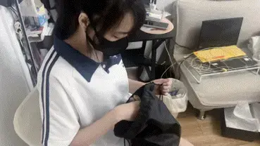 困困三十四弹，微剧情之奇怪的产品测试… 感谢定拍支持～这期是微剧情，困困作为一个放假的大学生，在兼职平台上找兼职，偶然间一个奇怪的兼职映入眼帘，兼职要求是要测试一款绳子产品，在家里就能干，只要测一次就给一千块。但是这款绳子有着很奇怪的高科技：首先这款绳子是有着自动捆绑使用者的功能，为了确保使用者是自愿的，需要使用者先用绳子将自己的脚绑住，然后用剩下的绳子缠绕在身上，喊出“开始”指令，绳子就会自动将使用者捆绑起来了。绳子总共有三种不同的捆绑阶段，第一阶段是比较简易的捆缚，第二阶段则会变得复杂一点，第三阶段则是更进一步加固的同时，还会添加一些辅助道具…测试的内容就是需要困困来感受一下每个阶段的捆绑是否牢固，在体验完成后，喊出“松绑”指令绳子就会自动解开。<br><br>虽然对这份兼职感到很奇怪，但困困还是决定尝试一下，可不曾想这却给困困带来了噩梦般的结局…<br><br>喜欢困困的可以fo困困的推噢，kunkunk0103，也欢迎来服装赞助或定拍，可以去推找困困或者林子菌的工作室里有lxfs，蟹蟹~