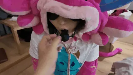 苏苏-（定拍）妮蔻泡泡龙玩偶服阳具口塞后手捆绑，跳蛋跪爬+sp打屁股tk 今天是可爱的小小妮蔻泡泡龙一枚呢，换好服装号给她戴上格调口塞，口水止不住的哗哗往下流，给私处塞好跳蛋，捆绑日式后手站立放置，接着解开束缚后牵引跪爬，一次次的将她推倒戏弄，最后趴好进行sp打屁屁tk挠痒～<br>定拍/原味/赞助 qq3975334131，新年可接年后定拍，价格优惠，重口勿扰～<br>招聘同好/模特，坐标江苏，有意向的宝子可以 qq3975334131沟通交流～<br>苏苏的3D打印小店开业啦～视频中同款打印镣铐道具都在小店哦，有喜欢的宝子们可以来咨询物色哦，总有一款适合你～<br>有意3D镣铐枷锁等道具的宝子 qq3975334131，欢迎交流～