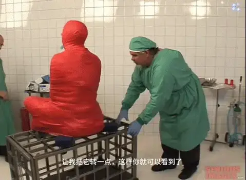 Fiberglass Buddha 【中文serious】病人首先被系上医院的紧身衣，然后用皮带绑在一辆旋转车上。奥特医生很喜欢这些带子，用了不少。一旦患者完全固定在印度式的交叉腿姿势中，她就被包裹在红色托盘中。For those who are into fiberglass casting and humor, this video is for you. This video was shot years ago at in Northern California. Back then we went through a phase of fiberglass casting all our friends including this young woman, who was friends with the folks who owned MedicalToys.com. Medical fiberglass is fun to play with. It sets up quickly and looks great. The only downside is cutting the cast off. It takes time and is rather messy as it generates fiberglass dust that needs to be vacuumed up during the cutting process. You can find all the fiberglass videos on this website by doing a search for the word 'fiberglass' in the upper-left search window.<br><br>In this video our medical staff consisted of Doctor Ott, Nurse Humble and Bondage Roadie. Our young woman patient didn't want to share her name in the video. The bondage in this casting session was rather intense. Our patient was first buckled into a hospital straitjacket and strapped down to a roll-around cart with leather straps. Doctor Ott loved these straps and used quite a few. Once the patient was fully secured in a cross leg Indian style position, she was wrapped in red pallet wrap. This plastic wrap protects her skin and the white straitjacket from the red dye that leaks from the red fiberglass. You'll see that applying the fiberglass can be a bit messy so medical gloves are used to keep the dye from staining your hands. Once a package of fiberglass is opened you have around 4 minutes to apply it before it starts to harden. Water is used to activate the resin in the fiberglass, and rubbing the fiberglass helps to distribute the water and activate the epoxy resin.