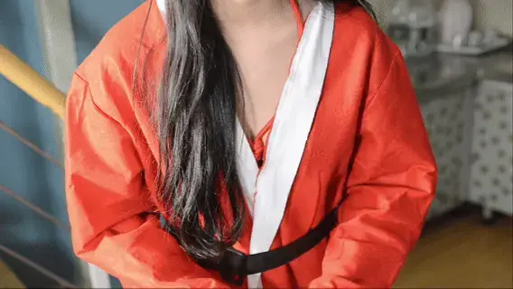 【CV4K】圣诞女孩变成礼物--绝版高清重制版 貌似很文静，内心比较火热的女孩，很符合剧情中主角的性格，素人的表演经过简单引导往往可以表现出贴近于真实的挣扎和抗拒的感觉，本片剧情不错，换了好几个场景和绑法，片头片尾都有访谈实录，平台已绝版，现拯救式挖掘重制。<br>故事梗概：推销员小艺有着绳艺爱好，为了追求刺激，她把自己用龟甲缚捆好身体，外面穿上圣诞装，趁着圣诞节上门推销公司的产品，当她来到绳艺师的家里，不小心露出了身上的绳节，这马上引起了绳艺师的注意，他趁小艺还未出门，打晕了她并把她双手吊在楼梯上，并戳穿了她的小爱好，但小艺尽力反抗，随后被绳师捆绑在沙发上，小艺奋力挣扎，从沙发摔落下来，挣脱了束缚伺机逃脱，却又被刚好下楼的绳师碰个正着，又用麻绳把她紧紧捆住玩弄，然而这只是前戏，邪恶的绳师最后把她四肢分开绑在床上。。。。。。<br>          <br><br>定拍联系QQ:2197499300 （注明事由，客服太忙，闲聊恕不接待，一旦拉黑则失去沟通机会）目前推荐绳模：沐小雨、雪碧（目前可定）、言妍（提前预约）、高挑（本月有事不可定）、平面模特（相貌优，简单绳艺，需带口罩或面罩），欢迎更多专业绳模加入。
