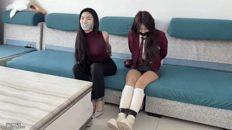 姐妹花双双被捆绑 胶带➕蒙眼➕扎带 【梦川工作室定拍】<br><br>两个姐妹花颜值都在线 颜值抗打 主要是叫声让人听的受不了  雯雯被坏人绑架捆绑在沙发上挣扎 灵儿警官过来和坏人面谈谈判 最后决定听从坏人的指示 可以和他的姐妹见面 但是前提是要被扎带捆绑 蒙眼 最后两姐妹双双被捆绑在沙发上，只剩下无尽的挣扎<br><br>工作室接各种定拍 和线下约绳<br>工作室QQ:3937860801（加好友请备注来意） 定拍只接绳艺捆绑＋轻调教，不接太大尺度，违规露点露出，色情内容，重口 出售原味