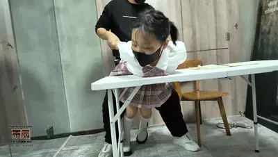 A269 不设防的女孩 上 雯雯辅导班被老师下药猥亵 【雨辰工作室】作品，A269 不设防的女孩 上 雯雯辅导班被老师下药猥亵<br>反差雯雯上辅导班，被变态老师盯上……<br>下药迷晕，猥亵强上……<br>醒来反抗，<br>无济于事。<br>威胁告诉外人……<br>雯雯被迫接受……<br>剧情精彩，值得收藏……<br>-------------------------------------------------------------------<br>解压密码（小写字母）：ycgzs 第一次解压后，把文件后缀改为zip，同一密码二次解压后,文件后缀改为mp4即可；先下载到电脑，再解压观看，切勿在云盘中直接观看。容易被和谐。<br>-----------------------------------------------------------------------<br>【雨辰工作室】对圈内所有同好开放，提供定拍、约拍、体验、原味、周边、交流、学习等服务。QQ：3667764549 ，说明来意，非诚勿扰。