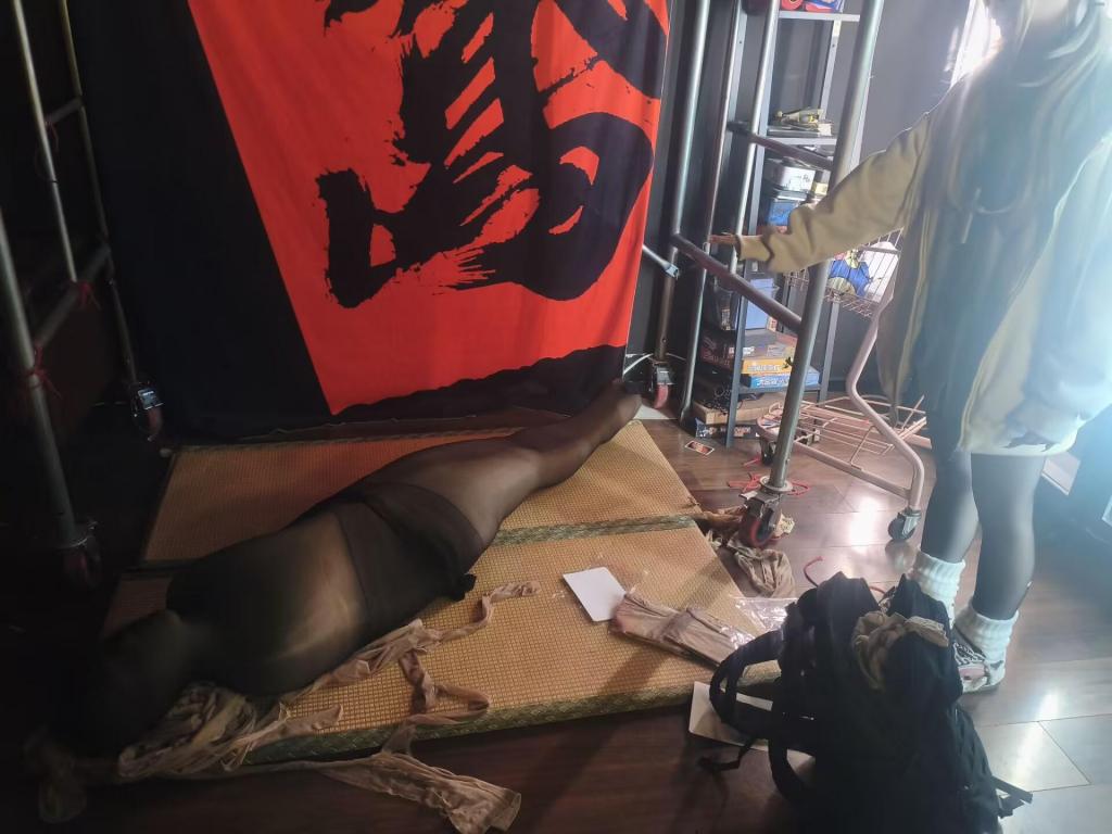尼龙之夜2：丝袜木乃伊 【黄苓】【鸢Club】【人贩武汉工程部】【丝妖久久】天津鸢Club酒吧3月28号尼龙恋袜派对活动录像第二部分，丝袜木乃伊。<br>主办方鸢Club，主包黄苓，模特小龙。<br>本次活动所用丝袜由淘宝店丝妖久久免费提供，买全包丝袜就上4199。<br>解压密码12138SWMNY