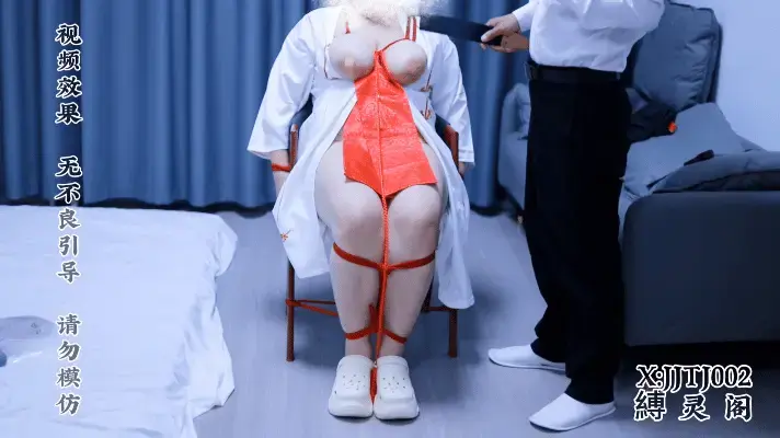 【縛灵阁】捆绑猜左右被抽游戏 简介：女孩被绑在椅子上，把胸绑起来猜左右抽大，猜对了抽1下，猜错了抽5下，尝试不同的鞭打工具，最后还是适应拍子，第二天会变成星空紫，后面继续绑起来抽屁股依旧是猜左右，好多次都抽顺手了多抽好多下，到最后具体都不知道抽了多少下<br>制作：君君<br>体验者：新人<br>时长:23：40<br>格式:MP4<br>出品方:縛灵阁<br>经营:专用麻绳，私人定制，绳调体验。<br>推:@JJTJ002(或站内咨询)<br>邮箱:JJTJ0123@gmail.com（投稿随机抽选内容）<br>绳调体验日常，用心待每一位m
