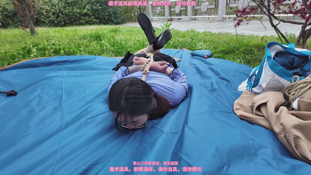 月月五四学生装，游乐场户外，驷马捆绑放置，口塞，五花捆绑，过山车在头顶开过 束心魔术道具工作室，月月五四学生装，游乐场户外，驷马捆绑放置，口塞，五花捆绑，过山车在头顶开过，唯美风格，本工作室摄影技术和剧情拍摄相对一般，无法和专业的摄影师相比，购买本工作室视频请知悉本工作室拍摄的视频短剧内容也许并不专业，本工作室各种古代道具断头台，古装捆绑剧情游戏，金属，木质道具，枷锁，金属站立枷，魔术木笼囚笼拘束架道具审xun椅，各种拷镣等魔术笼子等道具，本工作室秉持，绿色，健康，唯美，解压，为原则，可以体验定拍.            妖狐吧定拍 ，女生加入本工作室  （本工作室只收女生，只收女生，只收女生，很多男生cd问收不收的，我将不再回复！）         qq：3329311459              骗子勿扰，事多者勿扰！！！