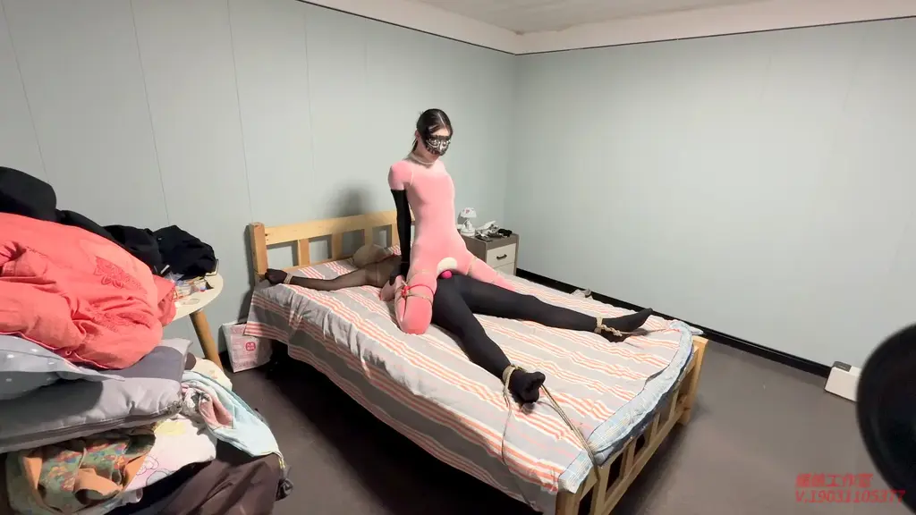 媚娘工作室-丝袜狂魔女王-凌虐男M(全国巡游-重庆成都) 媚娘工作室<br>V:19031105377<br>目标地点12号成都，有体验的宝宝提前预约<br>线x体验 私人定拍 线下陪玩 约绑模特 全国上课<br>   丝袜狂魔女王，最近又收到了很多新丝袜，一闻到这些丝袜的气味就让她欲望高涨...<br>   女王站在床边用丝袜抚摸着自己的身体，深深的沉醉其中，突然她像是想起来什么似的，胡乱的抱起床上的物件便走了出去。<br>   女王缓缓走向男M的房间，看到他正在熟睡走上前用下了迷药的布捂晕了他，“要不给他套上这个吧”，女王拿着黑色连体丝袜说到，换上丝袜的男M对女王有着不小的诱惑力，不断的抚摸男M，深深的闻着丝袜的气味，女王又将男M的双手双脚捆成大字在床上，揉捏着男M的乳头，用乳夹玩弄着他。“妈的你这个喜欢丝袜的死变态快放开我”，被痛醒的男M怒骂到，“喜欢丝袜怎么就是变态了，穿上丝袜的你比平常更诱惑了”女主边说边用zd棒挑逗着男M的下t，男M被这快感刺激的忍不住呜咽出声，“摸着这丝袜我都感觉快要高潮了“女主用zd棒抵在自己的下t，感受着这一波波的快感。女主又将自己自缚起来，跪坐在男M身上，zd棒抵在二人的敏感点上，在这强烈的刺激下，双双高潮登上了顶峰...<br>   “死变态快点放开我，你这个疯女人”，男M还在不断的叫嚣着，刚刚高潮过的女主看着他，“还没爽够是吗，那我就好好的让你爽一爽！”，说罢女主拿来胶带，将zd棒死死粘在男M的下体，“自己在这待着吧，好好感受一下，贱狗就要有贱狗的样子！”，女主转身便离开了，只留下男M独自挣扎呜咽，下t不断的高潮，快要将其榨干...