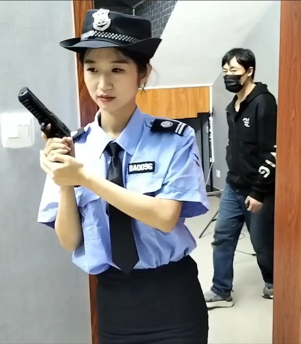 女J遇袭 精致工作室作品，主角是茹茹扮演的女J。剧情如下<br>1、女J奉命搜查歹徒隐蔽的小楼，却被躲在门后的歹徒偷袭。<br>2、歹徒捆好女J后，发现少了胶带，就留下女J出门去了。<br>3、女J在屋子里疯狂挣扎，挣扎了一段时间后准备站起来跳出去，门一打开就发现歹徒在门口，原来歹徒拿胶带回来了。<br>4、这时候歹徒把女J驷马捆了起来，并用胶带堵住了女J的嘴，警告她说去跟头目联系，一会儿就把她卖掉，别耍花招。女J在地上无助的奋力挣扎<br>5、过了一会之后女J把驷马的连接绳挣脱了，女J爬了起来又准备逃跑，结果这时候歹徒正好打完电话回来。歹徒很生气，把女J捆在柱子上，告诉她已经找好了卖家，自己在这件屋子待一天。女J在柱子上奋力挣扎却无法挣脱。<br>6、镜头一转，歹徒带着头目过来，把女J跟柱子的连接绳解开之后接着把女J放入麻袋里带走<br>纯捆绑，无任何色情暴力元素