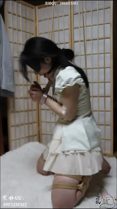 【YMH-DP-004】【夜鸣狐】【跪缚】【颈手枷】【挣扎】【口球】【双视角】定拍转公映。小狐被颈手枷高吊在横梁上、还被绳师调戏折磨，努力挣扎却无法反抗…！ 定拍转公映的作品，视频里面是双视角<br>为了不影响各位老板大人的观看体验就没有来回切分镜啦<br>跪缚的姿势真的好难受，双手又被颈手枷吊的老高<br>脚丫还被一根绳子拴在横梁上下不来<br>最后绳师还不断拉高降低颈手枷调戏我呜呜呜~<br>最终力竭趴在地上宣布失败……<br><br>定拍QQ：3260392872或者3993219361，本人QQ，只接定拍不闲聊<br>可接各种风格<br><span style='color:#b0b0b0;'>[隐藏文字，购买后可见]</span>