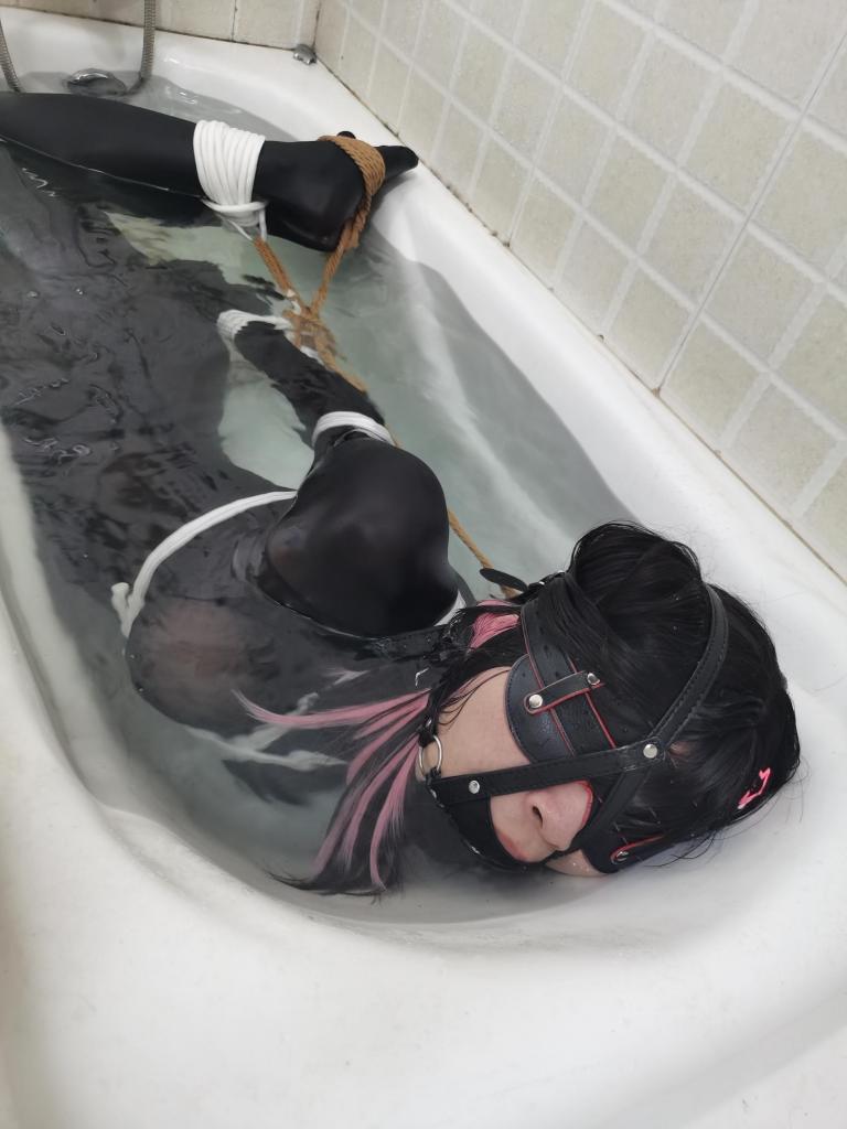 浴缸紧缚水责 驷马捆绑起来放进浴缸里是什么感觉呢，被绑紧了之后就开始放水，湿身之后好舒服，但是全身都被绑紧动弹不得，想要逃却逃不掉<br>随着水流逐渐上升，马上就要蔓延到头部了，头上还被马具口塞紧紧束缚住，当水流蔓延到口腔就开始呛水了，但是毫无办法，陷入这样的危机可怎么办呢<br>还好缚手及时把水阀关闭了，但是解开绳子之后他居然又用镣铐重新束缚了起来，并且拿出了震动棒，看来他必须得到一次高潮才行