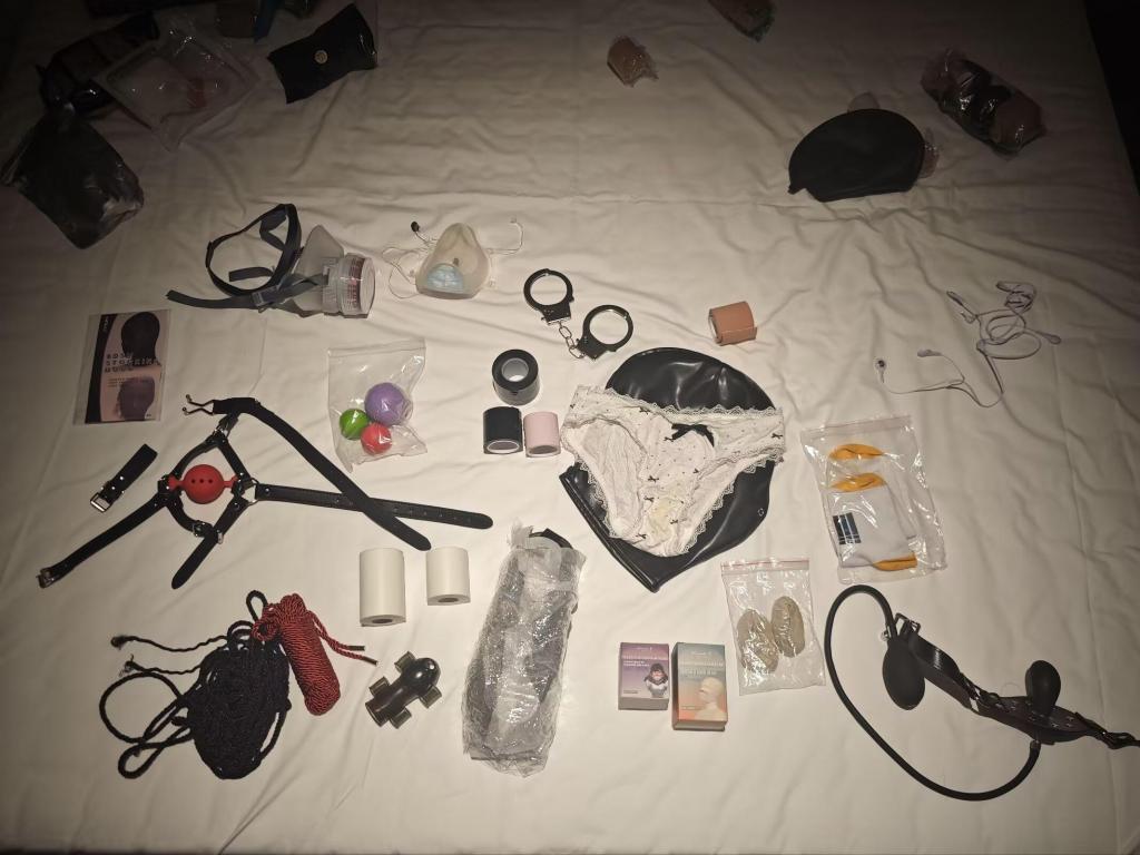 【面部气味责】多双臭舞蹈鞋捂脸+酸臭丝袜塞鼻+泳帽窒息+呼吸面罩气味控制+袜子堵嘴微泡胶带封嘴 这次视频主要聚焦面部气味折磨，全身上镜比较少，能明显感受到呼吸的节奏，下面还用了龟头训练器控制。塞鼻孔的丝袜是朋友穿了好几天的，塞进去之后告诉我她有脚气，崩溃了。。舞蹈鞋都是隔壁艺术学院妹子穿臭不要的。同时妹子又找到一个新玩法，提前把穿臭的袜子塞进鼻子里，用泳帽给我窒息一会，没有空气之后把泳帽摘掉，我只能大口大口的呼吸袜子的臭味。本次酸臭丝加棉短袜是一位银行柜员的小姐姐提供的，小姐姐本身就臭脚再加上鞋子不透气，味道超级大，纯臭脚丫子味，塞进面罩里被迫给她消臭。。。有感兴趣的小伙伴可以联系我提供。再次感谢各位小伙伴们的支持，你们的喜欢是我更新的动力。<br>本工作室也招聘安徽女绳艺搭子，女s或女m，报酬优厚。<br>本人qq2219544028，欢迎各位同好，提供原味，应聘模特等加我交流。