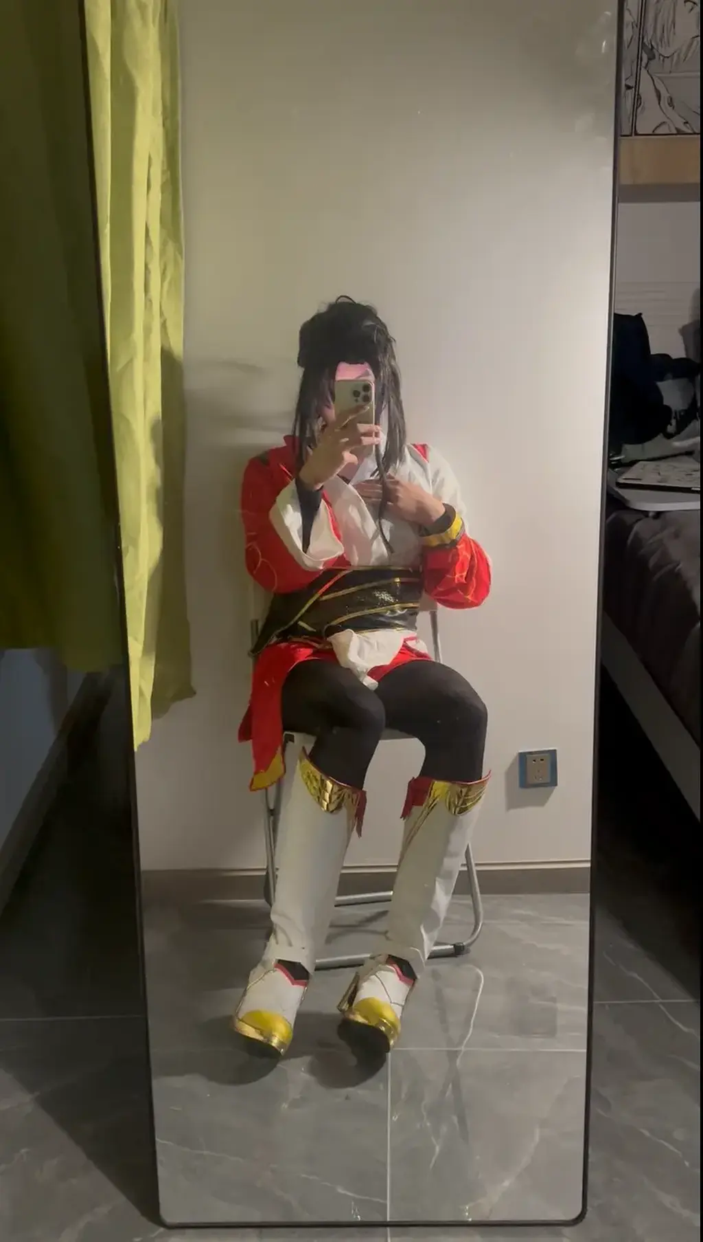 伪娘云缨剧情自缚 企图解救同伴 反被已经堕落的同伴抓住调教玩脚   为了寻找失踪的西施，云缨潜入了敌人的基地中。找到了被牢牢捆着的西施，但没想到救出西施后却被偷袭打晕。<br>  醒来云缨发现自己被绑在椅子上，西施在解释自己已经成为主人的小奴了，让云缨也一起吧。同时介绍塞在云缨嘴里的可以由她生产的原味，让她好好享受。云缨不断反抗，但根本挣扎不开，经过一轮挣扎，最后被调教后全身脱力。<br>  西施表示如果不愿加入她的话，那就要作为商品被供客人观赏了。随后把自己的小脚狠狠踩到云缨脸上，她表示在等着寻找卖家期间，云缨要乖乖地待在这里，然后表示云缨的靴子好好闻，之后自己要留作记念，但现在就先让云缨自己享受。云缨被牢牢捆在地上，靴子被脱下放在鼻侧。自己长期穿长靴不透气产生的闷臭让她快要窒息，却又感觉有些欲罢不能...<br>