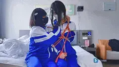 伪百合特辑！十七鱼&御雪校服百合捆捆！两个伪娘放课后的亲亲深吻/捆捆/贴贴抱抱/掐掐窒息/白丝校服，用绳子传达的爱~，还有御雪宝宝的脱缚花絮 （！！！本作品所有角色均以成年，校服是自费购买的道具，请勿联系现实。）这是一期伪百合特辑！是我梦想以来想要拍到的这样一部作品。两个伪娘穿着校服白丝，约定好了玩玩绳子~作为刚学会绳子的伪娘十七鱼，希望御雪宝宝能够开心，于是在绳子里加入了一些爱的魔法~这是一期充满自由和创意的捆捆~在捆捆的过程中，十七鱼也不停的做出挑逗，贴贴抱抱，掐掐窒息，咬咬耳朵ww，作为百合，对自己的小m是要稍微下一点狠手的www。到最后，还有御雪宝宝自己挣扎并且脱缚成功！这是一期充满情感的绳缚视频，也是俺开启这个系列的第一个视频。之后俺会尽力寻找更多有意思的视频主题~定拍or约绳可以联系qq1524286993，欢迎可爱小南娘来合作视频~其次，还有一个非常棒的精剪版本，使用了自己最喜欢的术力口音乐和MV卡点剪法，会在之后免费发布在我的推特@sengonzen24174上，这里是御雪宝宝的推特@LrukaM95432