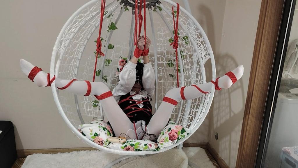 白丝小男娘被双腿展开架在吊篮上开着训练器放置调教 新买的吊篮到货了总得试一下吧，那怎么试呢。诶，直接把人架上去不就好了！<br>两腿一张开架在吊篮上面捆着，不管做什么都并不拢腿，感觉色爆了好吧！带上口球和眼罩封闭部分感官，在戴上训练器狠狠的放置强高，简直完美。<br>诶等会，什么叫要被架上去的人是我？！呃……能换个人嘛，你看意见都是我提的？<br>（然后就被戴上口球和眼罩捆上了吊篮）
