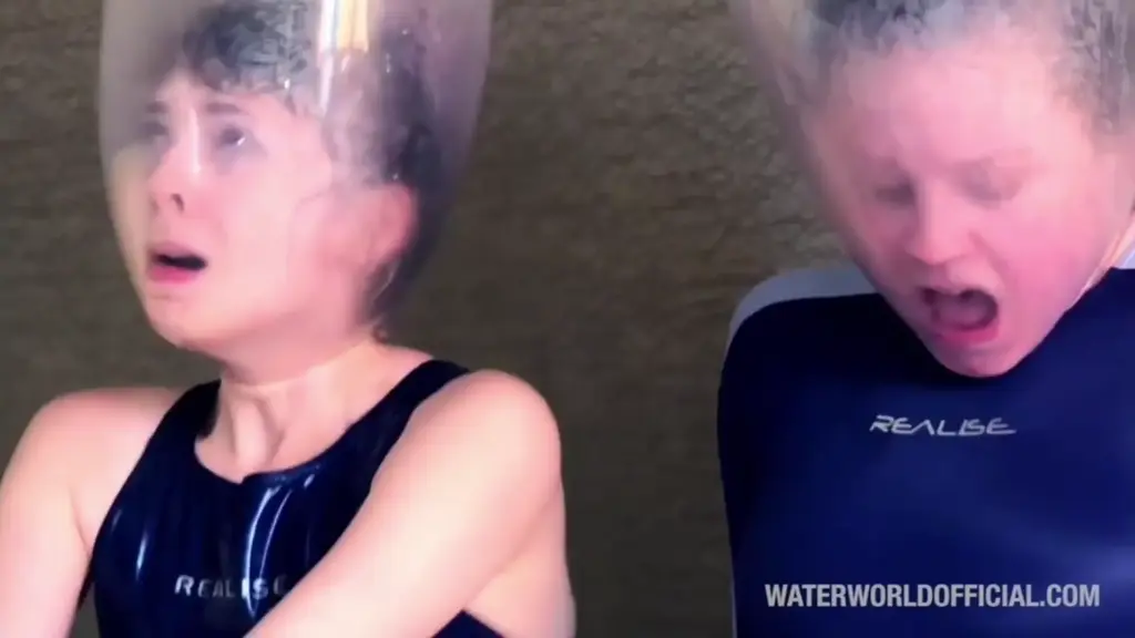 Mean Girls Hat Trick Session WaterWorld工作室的经典大号套套玩法，<br>两个妹子比拼，更晚blackout的获胜<br>不得不说她们家不玩水的还是很真实很有意思的