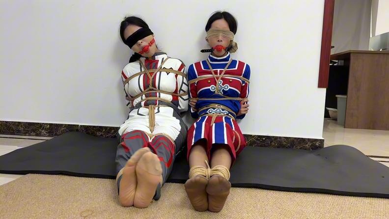 【金宝定制】奥特警备队 如果胜利队和赛特队的女队员被抓住了，会有奥特曼来救他们吗~<br><br>裤里丝很顶，内心独白很到位~早就想拍这一类的制服了，这次总算是安排上了，金宝工作室定拍，工作室拍摄认真，态度负责，沟通顺畅，模特表演投入，定拍联系方式：3766687640