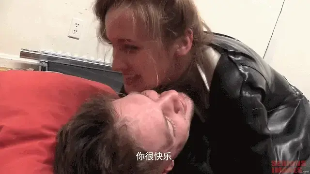 Sucked Together 【中文serious】TAG：男女双人真空床、快乐棒。这是一位朋友定制的双人真空袋。袋子上有两个颈部开口，一个比另一个稍大，可以容纳男性和女性的颈部尺寸。如果你喜欢和你的伴侣拥抱或“亲昵”，这个特殊的真空袋就是为你准备的。一旦空气从袋子里被吸出，Jimmy和Chains就完全被吸在一起，无法改变他们的位置。好玩！There's been a lot of vac-beds, vac-racks, vac-cubes and vac-sacks on the fetish market. Everyone seems to be selling them, and there are many variations to choose from. However, here is a new twist on the vacuum idea. This is a two person vac-sack custom made by a rubber friend of both Elise Graves and I. There are two neck openings in the sack, one is slightly bigger than the other to accommodate both a male and female neck size. If you enjoy cuddling or 'spooning' with your partner, this special vac-sack is for you.<br><br>This vac-sack has a slightly larger bag, and the usual air-tight diving zipper. Also, instead of the noisy vacuum cleaner running to suck down the bag, our friend used a fish tank pump to suck the air out of the bag. The pump takes much longer to pump the bag down, but the pump makes very little noise and can be kept running during the entire play session.<br><br>The two subjects in this video are Jimmy USMC and his friend 'Chains 5280'. During the video they change positions in the bag a few times, and each time the bag needs to be returned to ambient air pressure. As you will see, once the air is sucked out of the bag, Jimmy and Chains are completely sucked together and unable to change their position. Fun!