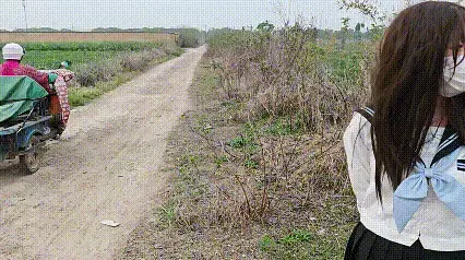 苏苏_JK少女户外啵啵贝镣铐被行人逮了个正着，震动强高，车内刺激tk 苏苏今天是清纯可爱的jk少女，来到了荒芜的田野间踏青，戴上了手铐脚镣和啵啵贝，由于草木并不茂盛，所以一旦有人便一览无余，苏苏十分小心谨慎的打量着四周生怕被人发现，可最终还是被行人逮了个正着，还是三拨人，其中还有一个专门停下车来看，给苏苏尴尬的想钻进地缝，之后来到一个小房子，顶着被人发现的风险开启失控模式，在紧张复杂的心情加持下苏苏达到了高朝......最后苏苏拖着疲惫的躯体回到车里，固定好后进行tk挠痒震动，再次高潮......<br>解压码苏苏 先下载后解压 高码率超清视频在网盘<br><br>定拍/原味/赞助 qq3975334131，价格优惠，重口勿扰～<br>招聘同好/模特，坐标江苏，有意向的宝子可以 qq3975334131沟通交流～<br>苏苏的3D打印小店开业啦～视频中同款打印镣铐道具都在小店哦，有喜欢的宝子们可以来咨询物色哦，总有一款适合你～<br>有意3D镣铐枷锁等道具的宝子 qq3975334131，欢迎交流～