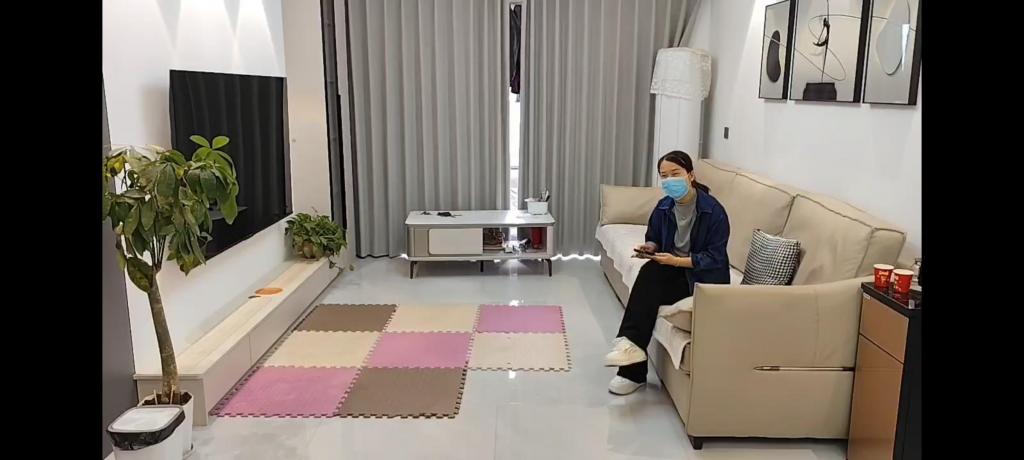 邻居两脱缚挑战（驷马放置，口水直流） 两邻居打赌，谁能被缚坚持的时间长，谁可以挣脱。先来10分钟的，结果两人都坚持下来了，不过就是没有挣脱，后面换个姿势，接着来让她俩继续挣扎，看看谁能坚持到最后。。。接定拍QQ1127094763