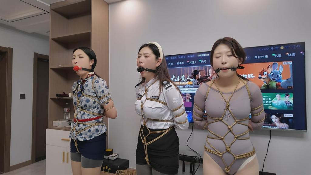 李大侠定制《诱拐》完整版 晓琴假意帮助韩韩并邀请她来家中做客，晓琴在水中下药迷倒了韩韩，韩韩的闺来找她也被迷晕了。两位美女从晓琴手中逃脱，晓琴联系表哥将两女抓回，两女被各种姿势绑起来接受晓琴的TJ。两位美女屈服于晓琴的TJ，成为了家中的女仆，表哥来晓琴家做客，假意帮助她将两美女卖出，实际在茶中下药将晓琴迷倒。解压密码：qlzz