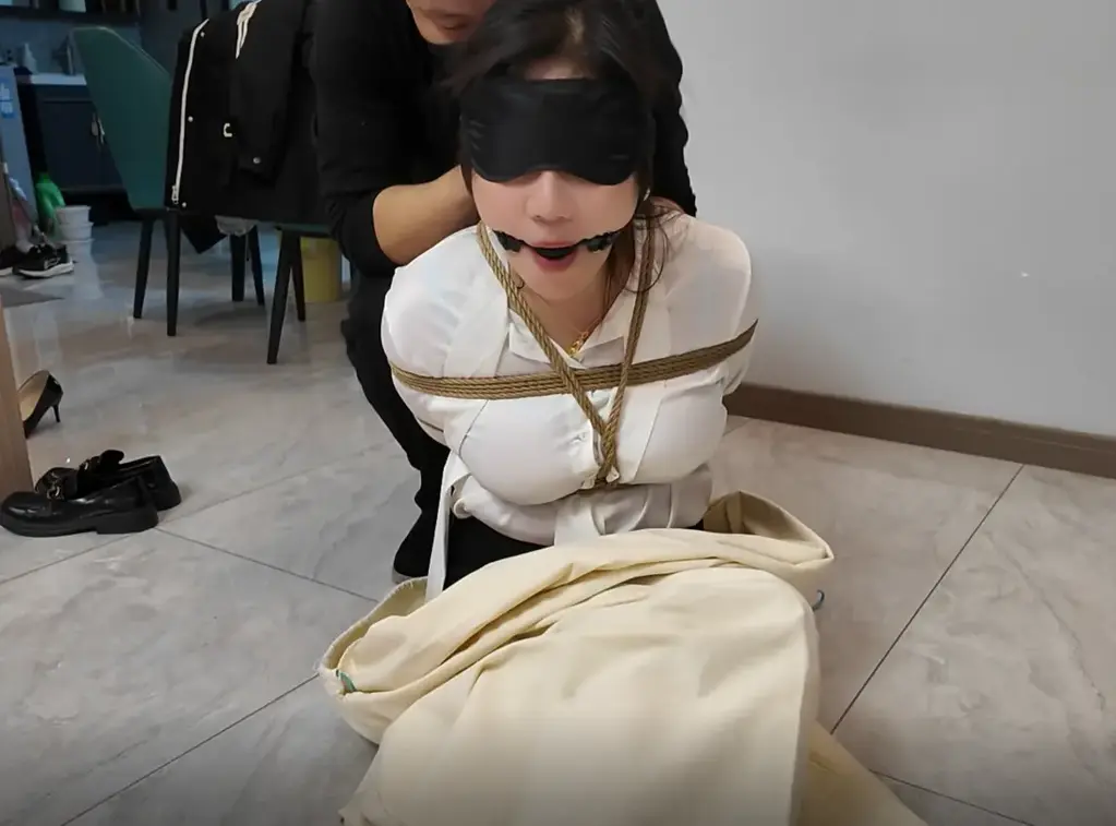 【原创定制】《办公室惊魂》少妇遭遇劫难后的调教难第三集 连把李然从车里带会到家中，放出了来把她除了眼罩之外剩下的都解开，把手绑在前面跟她说，桌子上有面包和水自己处理一下，但是不可以解开眼罩，李然听话的按照要求做，连一看她挺听话的就去了一趟厕所，李然已经有门响自己就把眼罩解了下来，看了一下四周环境，正好连出来了，李然一看还是上次内个同事呀，问道你怎么这样，你这是犯罪知道吗，赶紧把照片删除把我放了就原谅你了，连说你既然自己想玩，哪里有我有经验呀，我也很想喜欢，你也很享受，咱俩不如当个绳友，李然心想先按照他的要求把如果部依照他，他会做出什么事来，少妇会遭遇什么样的调教呢。。。。