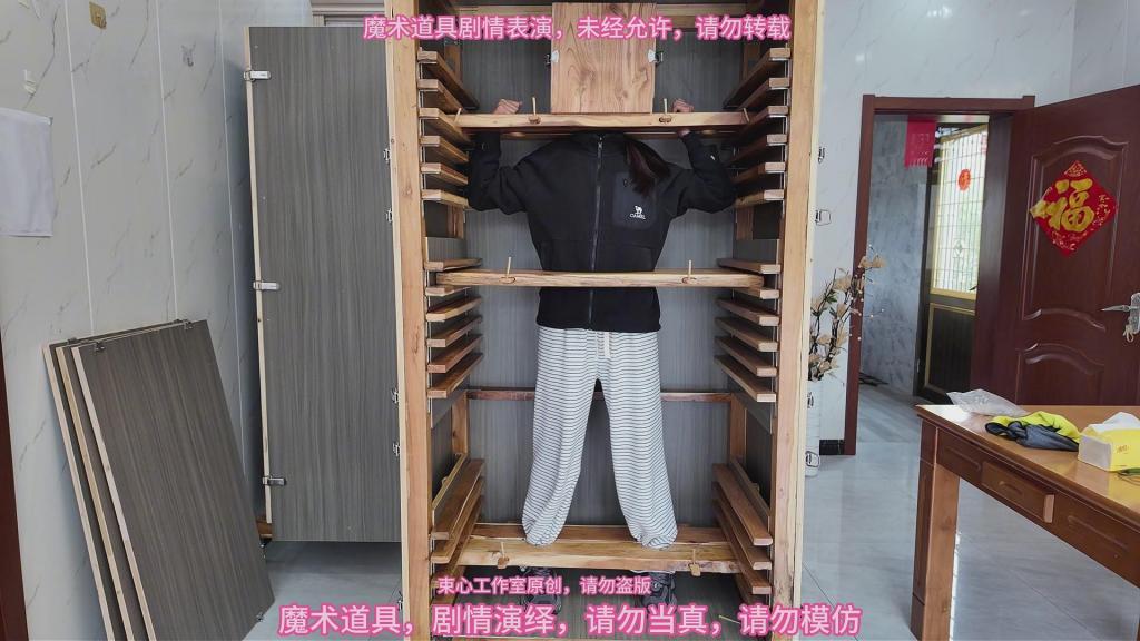 月月脖手脚连铐，日常商店看店，魔术柜子固定，小合集 束心魔术道具工作室，月月脖手脚连铐，日常商店看店，魔术柜子固定，小合集，清晰度4k高清转1080p，唯美风格，本工作室摄影技术和剧情拍摄相对一般，无法和专业的摄影师相比，购买本工作室视频请知悉本工作室拍摄的视频短剧内容也许并不专业，本工作室各种古代道具断头台，古装捆绑剧情游戏，金属，木质道具，枷锁，金属站立枷，魔术木笼囚笼拘束架道具审xun椅，各种拷镣等魔术笼子等道具，本工作室秉持，绿色，健康，唯美，解压，为原则，可以体验定拍.            妖狐吧定拍 ，女生加入本工作室  （本工作室只收女生，只收女生，只收女生，很多男生cd问收不收的，我将不再回复！）         qq：3329311459              骗子勿扰，事多者勿扰！！！