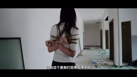【半岛束艺台】【泽爱】YT3157 无良开发商和无辜售楼小姐姐 ◀️只剩一地鸡毛的房地产泡沫后遗症仍在折磨着一些人，比如这位悲催的售楼小姐姐，被业主抓到烂尾的楼盘质问，开发商却跑的无影无踪，到头来受伤的永远只是普通百姓。不过这房子的质量还不错，墙体异常坚固，如果没有外界的帮助，她恐怕要被永远钉固在这里了。<br><br>㊙️【解压密码】peninsula2018,修改后缀名mp4,勿在线解压和观看<br><br>◀️约拍资讯：<br>【桃子】<br>✅微信:Li-xiaoyang09<br>✅所在地：深圳<br>注：模特信息均为友情推送，本台不对上述模特的约拍活动负责。<br><br>➡️【半岛束艺台】不做精品只做生活，用镜头记录真实绳艺，纯净捆绑，健康游戏！为每一个热爱捆绑的朋友展示最纯粹的绳艺，为每一个顾客用心打造属于您的专属作品。<br>✅主页:https://www.bdbd.app<br>✅微信:peninsulastudio<br>✅QQ:2245148409<br>✅推:@PENINSULABDTV6<br>✅官方用绳:https://sm3guoji.taobao.com/<br>业务咨询秒回，闲聊看心情，色情勿扰。