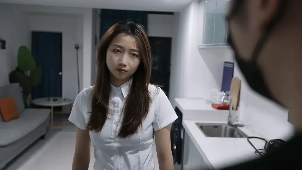 【定拍转公映】恶毒女白领 女主是个白领（穿着重点：0D的丝袜，红色脚趾甲油，短裙或短裤，上衣无所谓），收到了被公司裁员的消息。由于气急败坏却又无能为力，因此躺在在卧室的床上在“小红薯”上发帖痛斥一番。突然想起自己点的外卖还没有来，于是打开软件一看，发现已经超时了5分钟！<br><br>此时门铃响了，外卖员来送好了外卖。女主开门，表情十分厌恶。外卖员一直道歉，解释说今天天气实在不好，已经是最快速度送过来了，路上还摔了一跤，自己可以赔偿餐费，但是希望不要给差评。女主十分过分，不吃这一套，而且不讲理，不仅要求私下退钱，而且还要给差评，发“小红薯”召集姐妹攻击骑手。于是想回去卧室取手机。<br>骑手想上去拉一下女主，快要跪下了，求她不要这样，解释自己还有女儿要交补课费，差评一整天就白干了。女主非常瞧不起，回头一个巴掌（就随便展示女主过分这个形象就行，不一定要打巴掌）要报警告他猥亵。骑手被最后一根稻草压倒了，手不断颤抖，眼神一狠。<br><br>阶段一，地面，（此阶段女人的态度是不服，挣扎时候还在言语攻击骑手）：<br>女主说：“你要怎么着？”骑手直接一把掐住女主脖子，开始。。。（0D丝袜是为了地面战的伏笔，因为裸足可能不太好挣扎在地面上，摩擦力比较大，0D丝袜不喜欢尖端加固那种！要能看到脚趾的，你懂得！）<br><br>阶段二，沙发（此阶段女人的态度是妥协，挣扎时候喊救命，放开我，我把什么都给你）：<br>骑手把被掐晕的女主抱到了沙发上，开始后悔，但是已经没有回头路了。于是脱下丝袜，闻了闻，又把玩了一下玉足。心一狠，开始勒住了女主的脖子。（备注：可以参考那个独居女孩就行，CoCo的演技很棒，尤其是足部的挣扎动作和表情，注意两腿都要在沙发上，不喜欢落在地面的视角，多拍足底的挣扎好一点，不喜欢脚绷直的动作，不知道COCO的小脚会不会挣扎时像猫猫爪子开花的那个动作。挣扎过程喜欢最后临近窒息的时候，脚的颤抖抽搐动作。停止挣扎也可以在抽搐几下）<br><br>阶段三，床（此阶段女人的态度是害怕，被枕头闷住呜呜叫）：<br>骑手锁住了门，开始搜刮。女主在沙发上光脚偷偷溜进卧室准备报警，被骑手发现，最终在床上闷死了女主。（狠狠滴拍玉足挣扎！！！！）<br>定拍合作请联系QQ2838269780 1372181502 网盘解压密码bill 不要在线解压 感谢定制的老哥公布