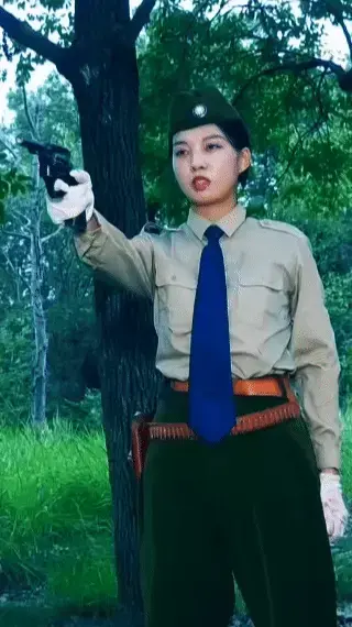 定拍转公映《春雷行动》下集 刘涛被女特务吊缚鞭打坐老虎凳灌辣椒水野外刑场就义 经过授权发布，刘涛的计划被女特务识破，恼羞成怒的女特务将刘涛拉倒刑讯室绑在老虎凳上不断加砖，疼痛使刘涛昏迷过去，女特务用冰水将她泼醒后对着她的嘴巴就灌辣椒水，经过反复折磨后女特务终于累了，她们将刘涛从老虎凳上解下来押解到湿暗的牢房里并给她戴上手铐脚镣。第二日，刘涛还没恢复伤势就被女特务拉到刑讯室，这次将刘涛大字捆绑吊缚，女特务疯狂的将皮鞭抽打在刘涛身上，刘涛始终一言不发，女特务没招了只能将刘涛再次拉回牢房里关押。晚上女特务获悉了组织的春雷行动，要来解救刘涛并且锄奸，女特务紧急将刘涛从牢房里提出处决刘涛。女特务将刘涛拉到野外执行枪决，正要执行时组织上的人已经离刑场不远处，跟反动派正在进行激烈的枪战，女特务紧急下令枪决刘涛。刘涛被枪决后，女特务抓紧逃离现场，营救小组的加快步伐追赶女特务，这时其中一个女特务将枪口对准她的女特务队长，原来这名女特务其实也是组织的卧底，同时营救小组也追赶上来了，联合组织将十恶不赦的女特务队长击毙，为死去的同志报了仇。另外招聘模特，喜欢做模特拍片可以联系我们，QQ342642509