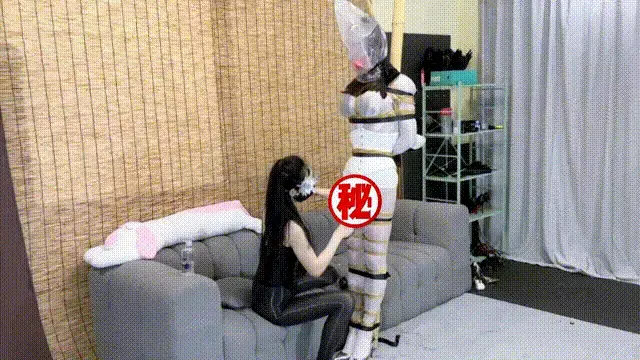 《安安与月月》性感黑丝女王绝情捆绑竹竿禁锢强榨安安。口球口水全程不停，白丝美腿无助挣扎，全身颤抖迎接呼控强榨培训，被捆绑在竹竿上各种强榨，完全被禁锢固定无法挣脱，最后像垃圾一样被套袋丢弃，超级凄惨且绝 安安是被严厉驯化的伪娘绒布球玩偶<br><br>冷艳的黑丝美腿女王继续来给安安上课，这次油亮爽滑的白丝安安全身已经被紧紧的捆绑起来了。然后就要看看下面的学习情况，女王前期通过各种试验来挑逗安安，看看这个绒布球最近有没有好好的保存体力，看起来还可以，那么就开始强榨啦。<br><br>女王的力度掌握还是非常完美的，又可以让安安保持状态而且还不会失控，安安一直在边缘被反复折磨，油亮的白丝双腿不停地颤抖求饶，期盼着女王能给一个痛快的，但是时间还早，怎么可以就这样缴械呢。<br><br>看到安安已经被挑逗的差不多了，真正的强榨马上开始，先把安安紧紧捆绑固定在竹竿上，这下安安无论如何也是挣扎不掉的。白丝臀部不停地使劲，放松，使劲，放松，但是依然被竹竿无情的控制着，只能迎接女王的强榨。呼控当然必不可少，因为安安早就不能在没有塑料袋的情况下做一个完整的男人了。<br><br>一次又一次的冲击再加上空气越来越少，安安在竹竿上不停地扭动挣扎，随着一声绝望的呼喊，安安缴械咯~真是一个完美的玩具宝贝，而且越来越废，距离女王的培养目标越来越近了，以后会继续严加训练的！<br><br>有想狠虐安安的小姐姐可以联系，也可以定拍，主打真实严厉呼控榨汁：2089255940<br><br>不要在线解压哦，保存到本地然后解压，后缀改为MP4即可。截图有打码，作品无遮挡。<br><br>解压密码：anan