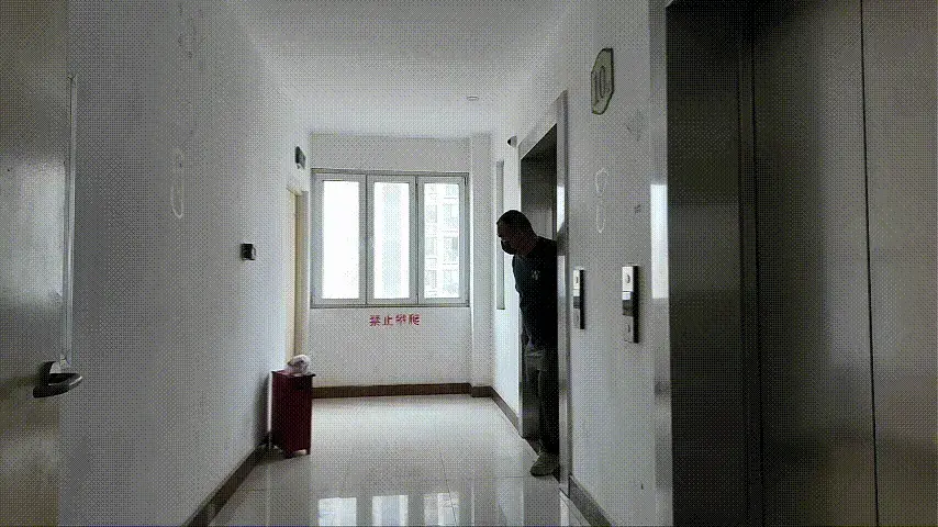 妃英理毛利兰遇袭之灾祸来临 绑匪鬼鬼祟祟，蹑手蹑脚地走到一家门口，然后撬锁进屋，没开灯，进屋之后环视一圈，冷笑道：不在家？那我等你回来再好好招待你，妃律师，哼。说完便到卫生间虚掩着门躲起来。然后镜头从卫生间第一视角拍摄。<br>十秒后，有人开门进屋，绑匪看到进屋的是毛利兰，心想：这是她女儿啊，听说她练过空手道啊，那今天这电击枪还带对了。毛利兰（雅倩主演）进屋脱鞋开灯以后没有往卫生间方向靠近，而是躺到客厅沙发上用手机听歌，腿和脚跟着歌的节奏打拍子。<br>一分钟后，妃英理（佳佳主演）下班回家，拿着一个盒子，脱掉高跟鞋光脚进屋。毛利兰听到声音放下手机起身迎接：妈，你回来了。妃英理：呀，你今天来了。毛利兰：是啊，好久没见到你了，就过来看看。妃英理：那你今天来得正好。毛利兰：哦？<br>妃英理将盒子递给毛利兰：看看这是啥。毛利兰好奇打开一看，是一个VR眼镜，毛利兰：这是？妃英理：这是新款格斗类型的哦。毛利兰：哇，太好了，谢谢妈妈。妃英理：我去处理一下工作，等会我们出去吃饭。毛利兰：好，然后走到卧室里戴上眼镜开始玩了起来。妃英理坐到靠近卫生间的餐桌上开始办公。<br>绑匪见状便轻脚出门趁妃英理没反应过来用手臂箍住了妃英理脖子，将妃英理强行提着站起来，再腾出一只手紧紧的捂住妃英理的小嘴，妃英理想挣脱，然而力量悬殊让她使不上力，只能一只手无助地拉扯绑匪捂住自己小嘴的手臂，另一只手向毛利兰所在的方向张开手掌伸直，仿佛想引起毛利兰的注意，双腿乱蹬式无力的挣扎。<br>绑匪等妃英理挣扎的渐渐筋疲力尽之后，松开了捂住妃英理小嘴的手，然后拿起一团丝袜迅速塞到妃英理嘴里，妃英理现在嘴里只能发出呜呜的叫声，绑匪再拿一条丝袜勒住妃英理的嘴再缠绕三圈后在后脑勺系紧，再拿绳子将妃英理紧紧捆绑起来。<br>妃英理现在只能躺在地上徒劳地挣扎，绑匪冷笑：哼，妃律师，现在落到我手里了吧。妃英理提高了呜呜声，“啪”一声，伴随着妃英理的一声痛呼，绑匪一巴掌打在了妃英理的大腿上，绑匪打完觉得不过瘾又把妃英理翻个身让妃英理趴在地上然后对着屁股打了两下，妃英理痛呼了两声后发出了一阵呜呜声。<br>绑匪拿出电击枪，对着妃英理大腿来一下电击，妃英理感受一阵剧烈的刺痛，身体猛地一颤发出一声强烈的痛呼，接着绑匪把妃英理翻个身让她侧躺在地上再对着妃英理胸部进行电击，妃英理身体也进行了剧烈颤动，同时发出持续痛呼。最后绑匪对着妃英理下体进行电击，妃英理双腿猛的夹紧，身体也进行了剧烈颤动，同时发出持续痛呼。结束之后妃英理浑身瘫软在地上默默流泪。<br>绑匪：这是最小的威力，等会用最大威力来收拾你女儿。然后将妃英理公主抱抱起，让妃英理趴在餐桌上，然后往房间方向走去。妃英理想阻止他，但只能眼睁睁的看着绑匪向毛利兰走去，徒劳地在餐桌上挣扎，不停发出呜呜声。<br>未完待续。。。