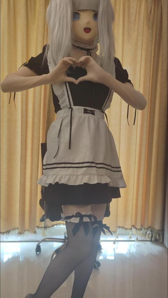 上锁的扶他女仆娃娃被榨干 上次晕厥后娃娃被人捡回家戴上了锁并且变成女仆来满足主人的欲望，被锁一周之后主人又给她穿上榨汁机榨干最后一滴……Q3257695596，欢迎来定制视频交流分享