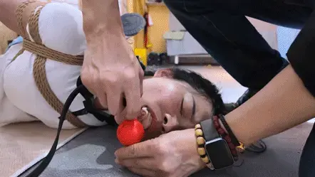 被绑架的女孩独居女孩因为工作太累，忘记关门，躺在沙发倒头就睡，被尾随身后的歹徒，趁虚而入。醒来时发现自己已经被紧紧绑成驷马，无法挣脱。。。定拍加qq2332635397 独居女孩因为工作太累，忘记关门，躺在沙发倒头就睡，被尾随身后的歹徒，趁虚而入。醒来时发现自己已经被紧紧绑成驷马，无法挣脱。。。定拍加qq2332635397
