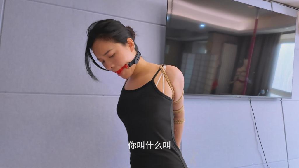 定拍：极限紧缚后手跪吊 洛洛被直臂紧缚戴上口球、足铐，艰难在室内行走，走的慢还被无情鞭打；走累了也不许坐着休息，而是强迫跪坐在地上，手腕被高高吊起，口水拉丝，声音凄惨，感谢大家关注和欣赏。剧情定拍，模特合作，女m绳缚体验等各种事宜可加我Q2332635397，注明来意。后续更精彩，希望大家支持和关注。感谢。<span style='color:#b0b0b0;'>[隐藏文字，购买后可见]</span>