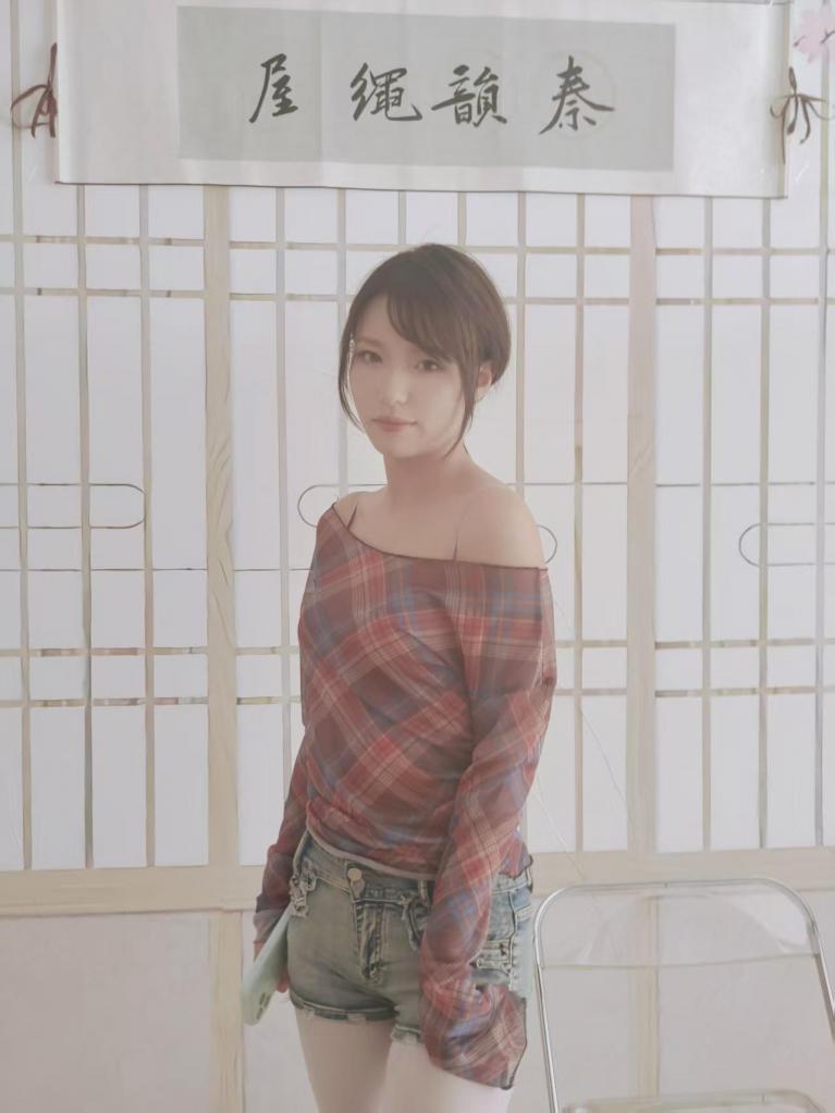 秦韵绳屋 袅袅吊缚 袅袅的吊缚篇，请多多支持，谢谢<br>本片经过模特知情同意进行拍摄，无任何真实暴力发生。<br>秦韵绳屋祝大家：马年行大运，发大财。<br>业务QQ：1937963514，可接定拍，约拍，线下体验，欢迎骚扰。<br>解压密码：qinyun
