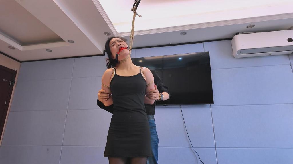 定拍：洛洛黑丝吊脖子 美女洛洛被劫持后失去自由，被胁迫换上性感黑丝后，更被极限五花紧缚后，吊起脖子，足尖踮起。膝盖和脚踝紧缚。直立状态下，双足无法平衡身体，脖子被勒的呼吸不畅，连求饶的声音都发不出。。。。剧情定拍，模特合作，女m绳缚体验等各种事宜可加我Q2332635397，注明来意。后续更精彩，希望大家支持和关注。感谢。[-H]解压666888[-H]