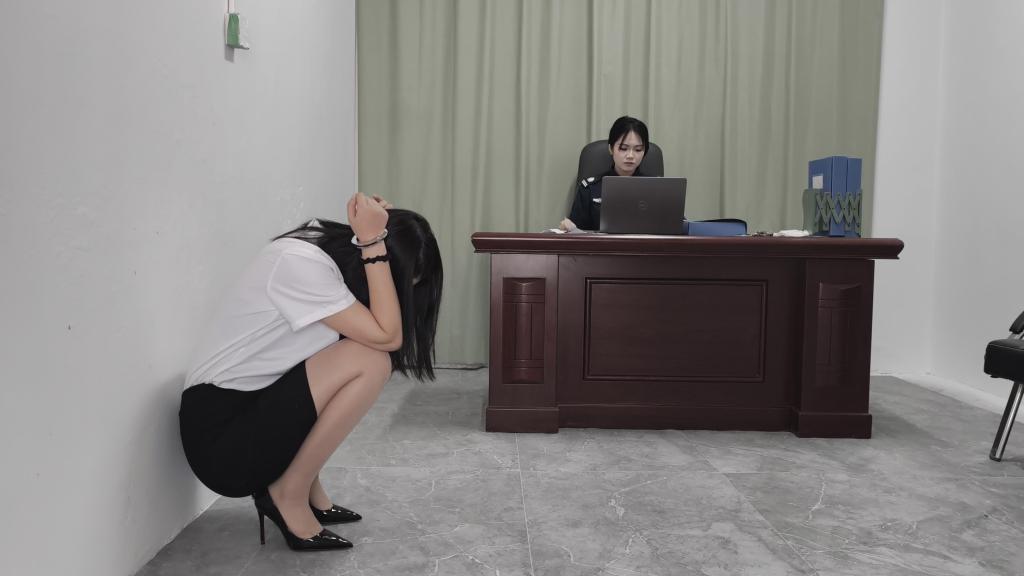 【忘忧社工作室】挪用公款案 郝婷婷的小姑来J局投案自首，面对自己的小姑郝婷婷只能忍痛亲手给小姑带上手铐，审讯，拍照留档，重镣押解，郝婷婷内心十分无奈，但作为一名Jc,只能用行为捍卫自己的职责。 【忘忧社工作室】挪用公款案 郝婷婷的小姑来J局投案自首，面对自己的小姑郝婷婷只能忍痛亲手给小姑带上手铐，审讯，拍照留档，重镣押解，郝婷婷内心十分无奈，但作为一名Jc,只能用行为捍卫自己的职责。定拍联系：3850460505