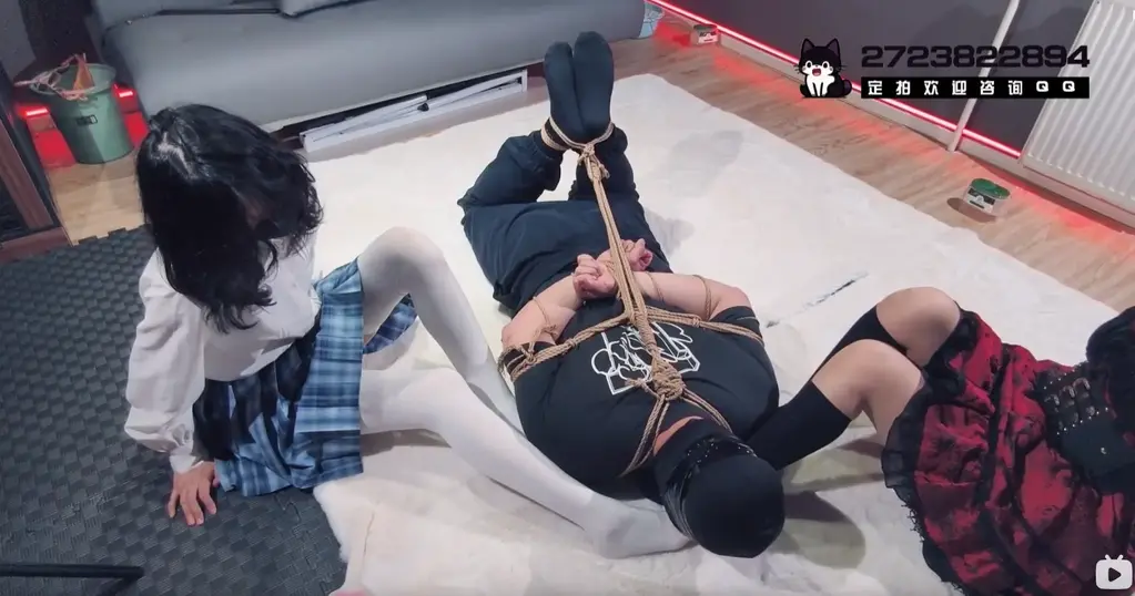 【BadCat】【线下纪实】【咲希粉丝线下奔现 主动求绑】【男m粉丝舔脚 被打】【出售原味】 大家好，我们是BadCat工作室。求关注 求关注！！！<br><br>【最新资讯】<br>工作室新开设 伪娘摄影 cos/女装捆绑摄影 等服务 白菜价格 有兴趣的欢迎咨询<br>新伪娘绳模 小零  可接定拍<br>新伪娘绳模 雪碧喵 可接定拍 也可做为摄影拍摄 <br>新女S 时汐 的首秀 目前 时汐 也可接定制视频 暂时只接S向 <br>捆缚模特目前四位  妙妙 咲希 依依 小雨（长期接受定制 线下也可组合实践）<br>伪娘绳模 雪碧喵 也可以接受定制 <br>天津合作模特 雪儿 （可接定拍 不时我们会过去 或者她过来）<br><br>【工作室简介】<br>* badcat工作室 坐标辽宁鞍山 <br>* 有专业的男女绳师 可提供专业定拍和体验 <br>* 未来会向cos拍摄 绳屋方向发展 <br>* 女生线下只做S 想线下捆她们的就不用问了 <br><br>目前其他平台的盗版视频日益猖獗 我们这个小作坊还是希望大家能够多多支持！<br>BADCAT 工作室专用QQ 2723822894  业务咨询 线下体验等事务 欢迎加他<br>女生个人VX 会收门槛 希望理解！<br>【工作室推特】@surelovemeng 工作室X刚刚成立 喜欢的宝宝欢迎关注！！<br><br>【本作内容】<br>本次是咲希的线下粉丝 喜欢咲希很久了 特地从外地过来 还给咲希和本喵带了礼物 非常感谢的说 嘿嘿<br>当然玩他我们俩也很卖力 但他很紧张 不知道怎么配合 只喜欢舔脚 那后面把他捆好了 就让他舔个够啦 hh<br><br>【定拍/体验需知】<br>本工作室定拍 一律不露脸（戴口罩/眼罩）<br>只拍摄的都是一些清水擦边的作品 大尺度的内容 就不必询问了 <br>目前主做cos 剧情 百合等内容 最低600就可以订拍！<br>我们只是因为爱好并且想分享出来赚点零花钱而已，那些想歪的和喜欢大尺度的就不用联系我们了！<br>拍摄时间双方商量确定 决定定拍后 需要交付定金 方便我们安排拍摄时间<br><br>PS:工作室定拍收取的订金 一旦收取 没有特殊原因是不予退还的 这里必须说清楚 望各位定拍的粉丝知晓<br>定金的目的就是约束双方履行承诺的 如果真的因为后续原因 客户资金不足或其他原因 那只能按客户跑单计算<br>如因本工作室原因 会予以部分补偿 或全额退款 <br><br>关于体验 <br>本工作室本着健康约绳 释放压力为主 可提供部分恋足等内容的服务 但不要提什么裸露哪里的，这是线下体验，不是别的！<br>还有地区太远想考虑下的什么的也请想清楚能不能来，再联系我！我们在辽宁鞍山！！ 重点 在辽宁 鞍山鞍山！！<br><br>工作室对于男女绳师 约绑的费用是不同的 <br>现在专门推出男绳师捆绑服务 最低300起约 欢迎咨询！<br>如有伪娘CD TS等女装需求 服装请自备！<br><br>【招聘信息】<br>工作室长期招聘 鞍山本地及周边合作的模特 互勉/有偿均可 详情欢迎咨询！<br>伪娘这边应聘绳模是没有工资的，但如果相貌身材优秀的话，是可以长期互勉拍摄的，能接受的联系我！不能的话就免开尊口啦！<br><br>【赞助/联系我们】<br>工作室紧缺cos服，有想看cos捆绑的可以尽情赞助<br>其他大型道具 或者金属皮具 想看我们使用的 也欢迎联系我们！<br>BADCAT 工作室专用QQ 2723822894 <br><br>【写在最后】<br>【BadCat专用麻绳】现也对外出售 品质绝对过关，有需要的朋友欢迎联系我们。<br>【BadCat原味丝袜】黑丝白丝肉丝都有，包括视频里和塞嘴里的，有需要的朋友也可以联系我们，加好友时留言妖狐吧原味，可享原味包邮服务，每人限一次哦！<br>联系方式统一加QQ：2723822894  仅限业务咨询 想加VX的需要门槛  闲聊勿扰！