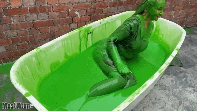 Daisy Solo Gunge Bath 【中文湿身系列】黛熙穿着黑色仿蛇皮连衣裙、黑丝和高跟鞋，洗着一个浓稠的澡。Daisy has a gunge bath, wearing a black, mock snake skin dress, tights and heels.