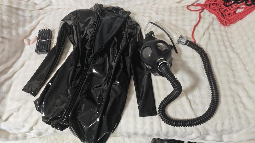 胶女原创 这是女孩第一次身着漆皮连体衣，过膝漆皮长靴 头戴防毒面具 防毒面具管呼吸自己的味道  负压瓶 AV棒强制gc 最后被防毒面具呼吸呛水 咕咕咕嘎嘎嘎~