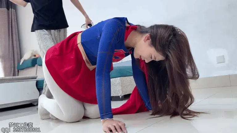 《星焰女超人》脱丝袜羞辱 歹徒站上风 女超人无尽折磨 狗爬抽屁股 拖在地上挠脚摸腿 【梦川定拍】工作室接定拍 线下约绳请提前告知<br>出售原味丝袜和胖次<br><br>女超人鞋袜沦陷<br>在经过歹徒的制服后 被威胁脱掉腿上的白丝 歹徒抓住星焰女超人的脚腕开始在地上拖行 挠脚 将她拽上沙发继续实施挠脚和抚摸 <br><br>并且让其乖乖听话重新穿上丝袜靴子跪在地上爬行 女超人崛起屁股 歹徒则用女超人的臭靴子进行了不断抽打 每打一下女超人都在嗷嗷大叫<br><br>在一系列折磨下 女超人也挺不住落了泪 歹徒留下他一个人在原地羞辱