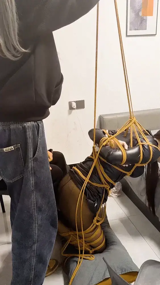 黑长直御姐全身折腿紧缚驷马吊缚后疯狂榨汁 这次是鸽被紧紧的绑起来，黑色紧身衣＋黑丝高跟鞋，全身紧缚，折腿＋后手缚，驷马＋吊缚，被吊起来后用振动玩具疯狂榨汁
