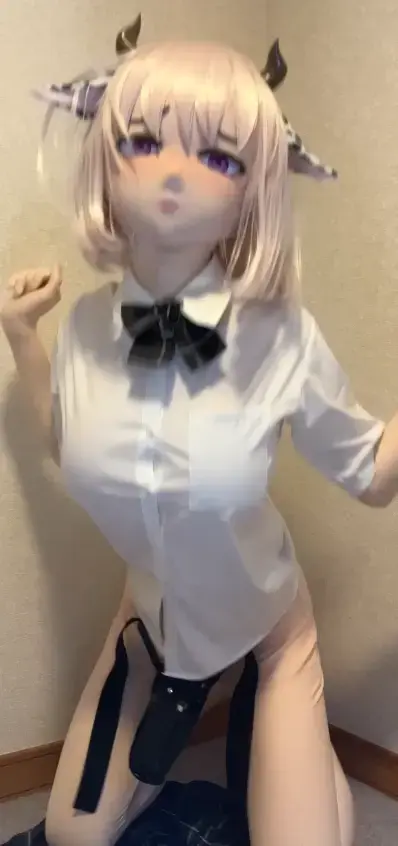 制服電動オナホ着ぐるみさん 娃娃身着肉色全包紧身衣并头套全包裹奶牛妹妹头壳，外搭JK女高白衬衫和格子裙，在房间角落一个人独自欢愉...玩偶展示透明电动飞机杯，打开开关把杯子系在腰间，感受杯子内部紧致顺滑的快感...欲望渐渐高涨，人偶加大杯子的吮吸力度，扭动腰臀顶着跨在阵阵快感中到达强高潮顶点...<br>The doll was dressed in a flesh colored all inclusive tight fitting suit and a head cover wrapped around the cow sister's head shell, wearing a JK women's high white shirt and plaid skirt, enjoying herself alone in the corner of the room The doll displays a transparent electric airplane cup. Press the switch to tie the cup around your waist and feel the tight and smooth feeling inside the cup The desire gradually surged, and the doll increased the suction force on the cup, twisting its waist and hips in waves of pleasure to reach the peak of strong orgasm ..<br>人形は肉色の全身タイツを着て、乳牛の妹の頭の殻を頭のセットで包み、外にJK女の高白シャツと格子のスカートを着て、部屋の隅で一人で楽しんでいる。..人形は透明な電動飛行機カップを展示し、スイッチを入れてカップを腰に結び、カップ内部の引き締まった滑らかな快感を感じた。..欲望が高まってきて、人形はコップの吸引力を高め、腰と尻をねじって快感の中で強いクライマックスの頂点に達した。..<br>#kigurumi#kig#zentai#fetish#mask#doll#futanari#masturbation#full head hood<br>#玩偶装#全包紧身衣#恋物#面具#人偶#全身连体衣#扶他#扶她#伪娘#小男娘#全包头套<br>#キグルミ#全身スーツ#フェティッシュ#マスク#ドール#着ぐるみ#全身タイツ#デンマ#才ナ二—#ゼンタイ#ふたなり#全頭マスク<br>#JK女高#JK sailor suit#セーラー服#足控#裸足#长腿#榨精#强高<br><span style='color:#b0b0b0;'>[隐藏文字，购买后可见]</span>