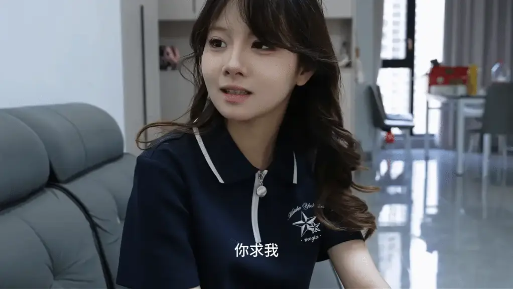 【定拍转公映】少女丝巾 女主和男主并排坐在沙发上，两个人各自玩手机(女主下身穿蓝色超短裤，白色裤袜，上身白色圆领纯棉半截袖，散发)。一分钟女主说老师帮我洗些水果。男主起身后出门，手机没锁屏放在桌子上，女主好奇的看男主手机，犹豫一下伸手。男主洗完水果站在厨房门口，发现里面传出来自己手里了bl的视频声音,在门口站着，发现女主用自己的手机看自己存的bl视频。女主回头发现男主在门口，楞2-3秒钟，笑着说:老师你还喜欢这个呀?怪不得昨天过生日送我的礼物是系在脖子上的丝巾。男主支支吾吾说偶尔看下。然后男主端着水果进屋，把水果放在桌子上，女主看着男主笑。男主问:笑什么。女主不回答。男主坐下，女主转过身面对男主清了清嗓子:老师要不要和我试试?<br>............<br>水印只有前面几分钟在中间后面不影响体验  定拍合作请联系QQ1372181502   2838269780 网盘解压密码bill 不要在线解压